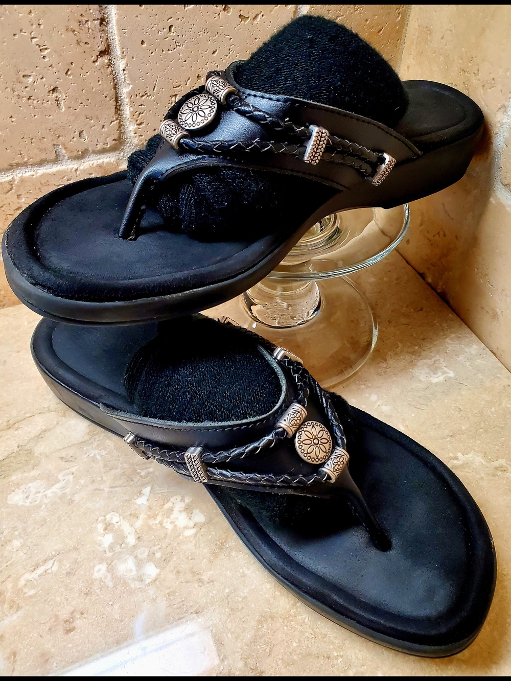 Minnetonka Silverthorne Black Braided LeatherThong Sandals w/ Silver Accents Sz8